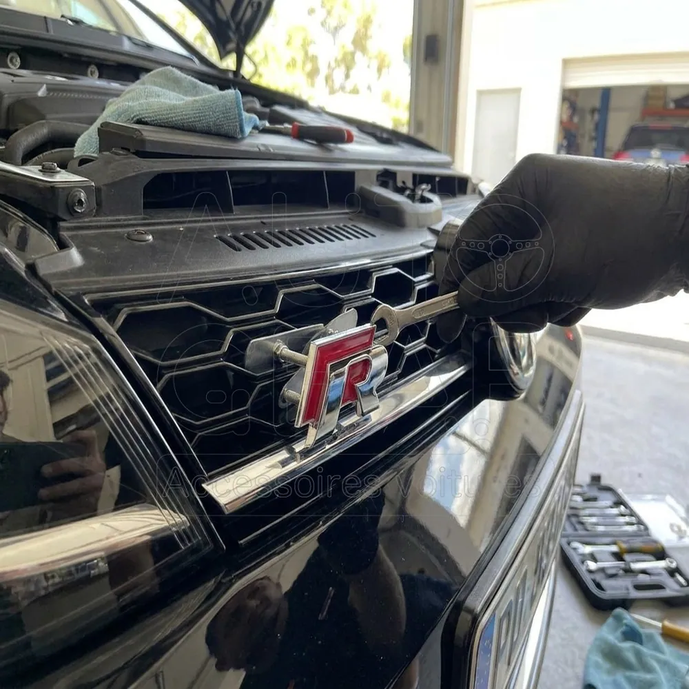 Emblème de Calandre R Line Rouge Chrome à Visser pour Volkswagen vue 2