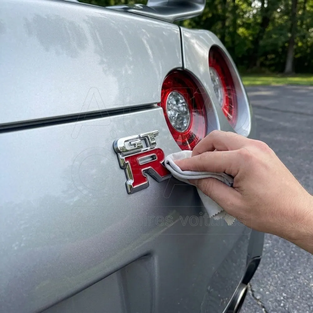 Emblème GT-R Rouge et Chrome pour Nissan vue 2