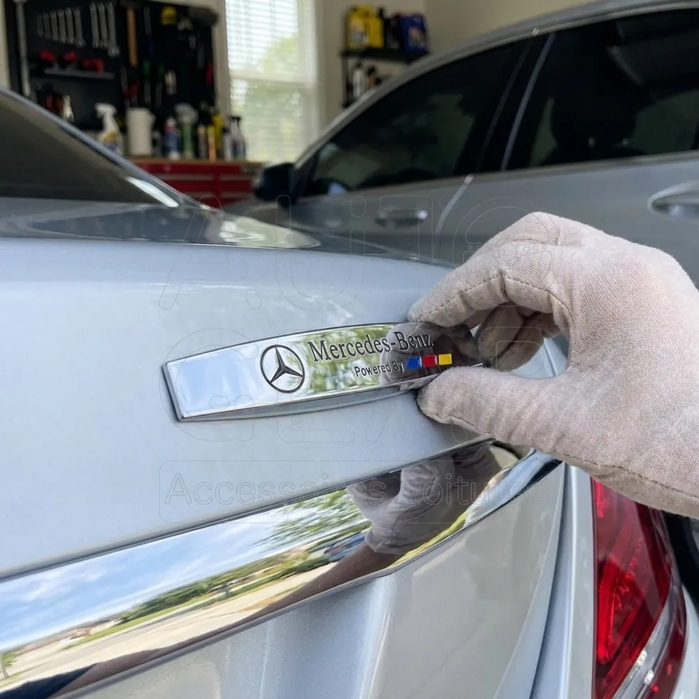 Emblème Mercedes-Benz Powered By Chrome vue 2