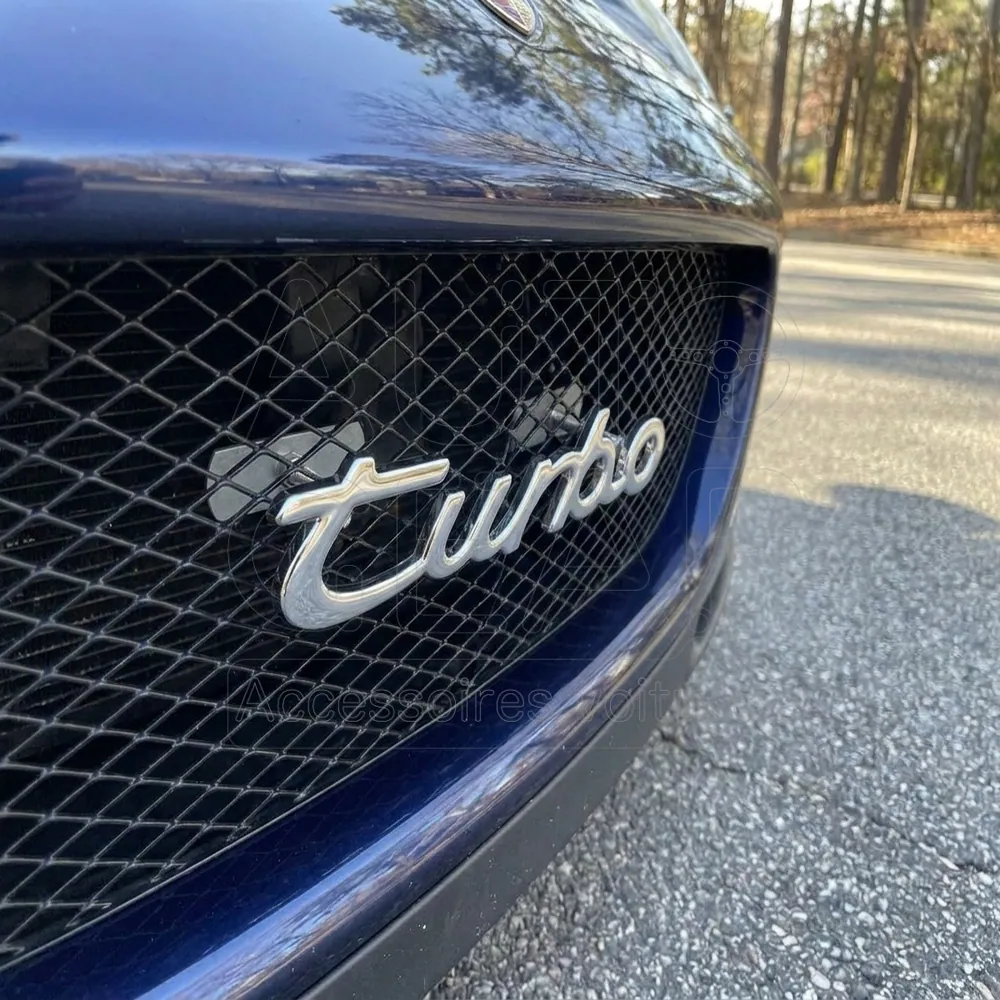Emblème Turbo Chromé pour Grille de Voiture vue 2